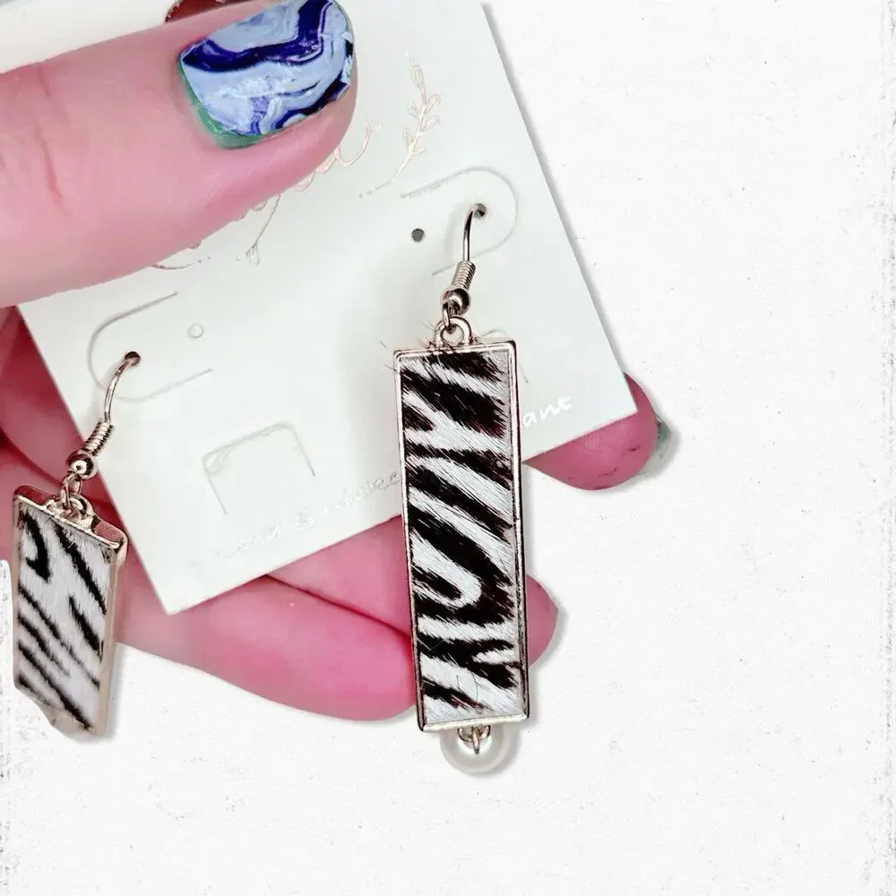 7185. Faux Zebra Goldtone Earrings